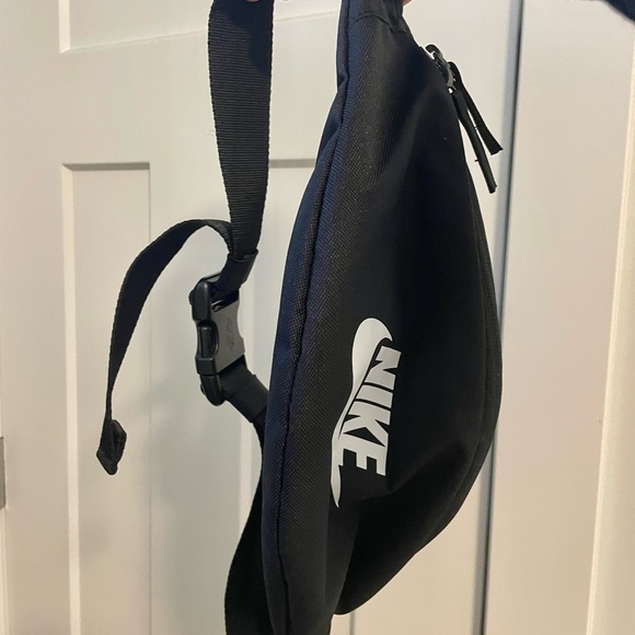 Brand new NIKE waist bag - Picture 1 of 3
